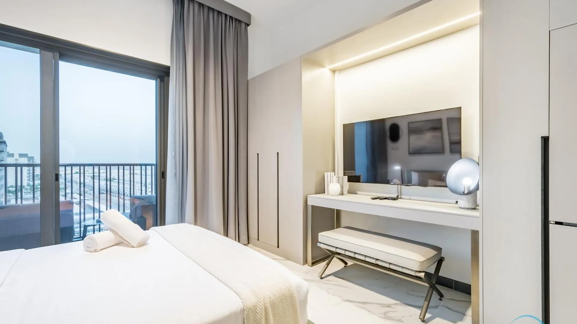Delightful Studio Apartment In Mag Eye 890, Mohammad Bin Rashid City By Deluxe Holiday Homes Dubai